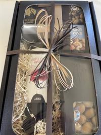 Gavepakke chokolade, karameller, lakrids og vin